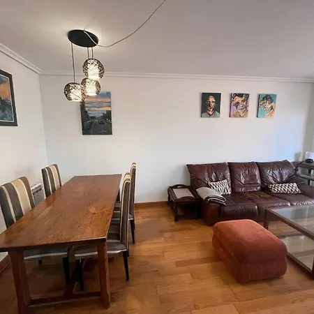 Chalet Adosado En El Centro Comillas