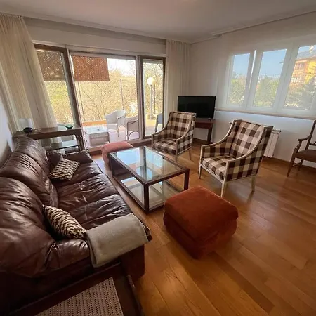 Chalet Adosado En El Centro Comillas